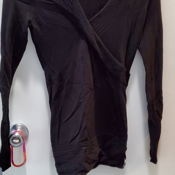 G by Guess stretchy black v sweater - Picture 1 of 3